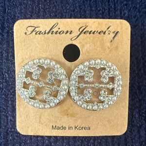 “T” Fashion Jewelry Silver Sparkling Stud Earrings NEW